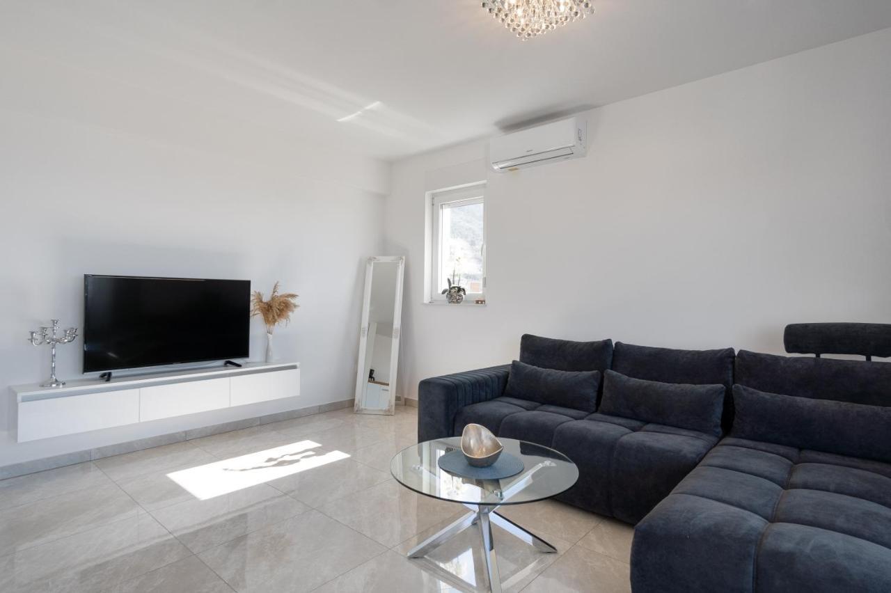 Sea View Apartment With Parking - Dina มาคาร์สกา ภายนอก รูปภาพ